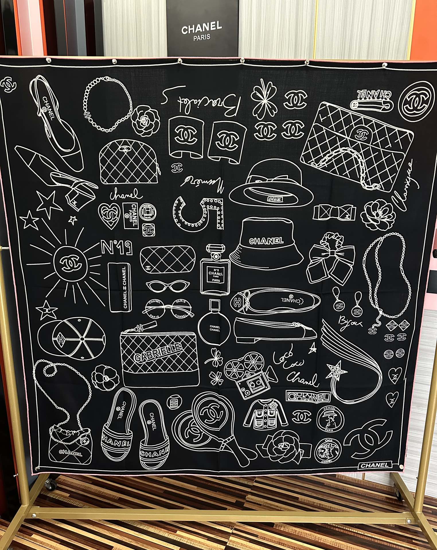 Chanel一比一絲巾黑底粉邊雙C標誌圖章復古感印花方巾｜歐美奢侈品精品推薦