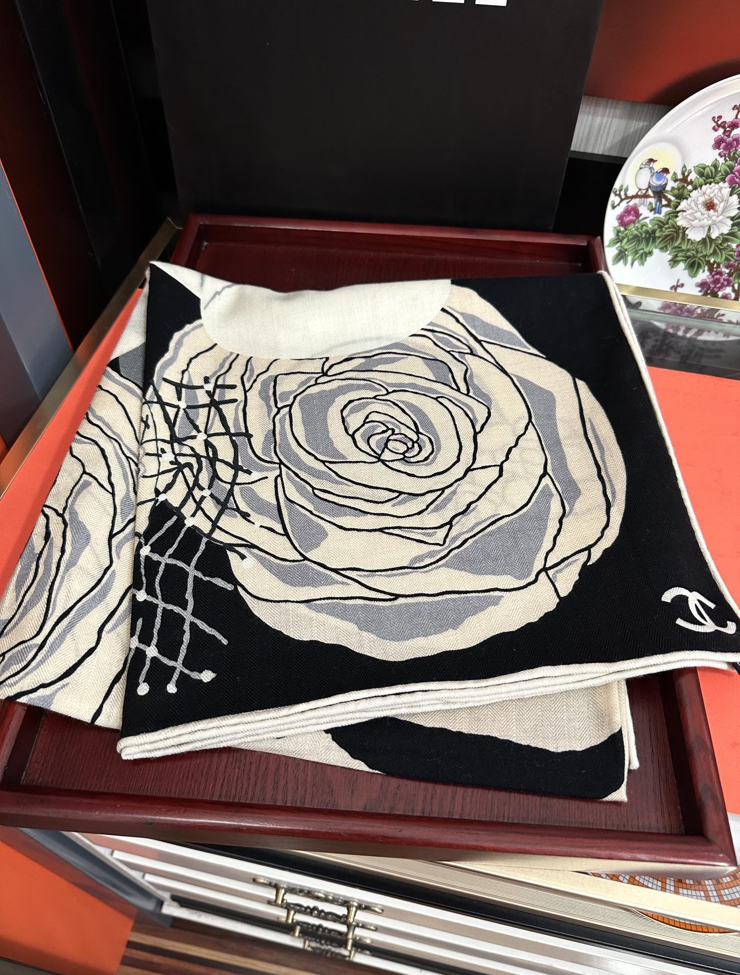 Chanel高仿印花絲巾玫瑰圖騰拼接雙色立體視覺設計款