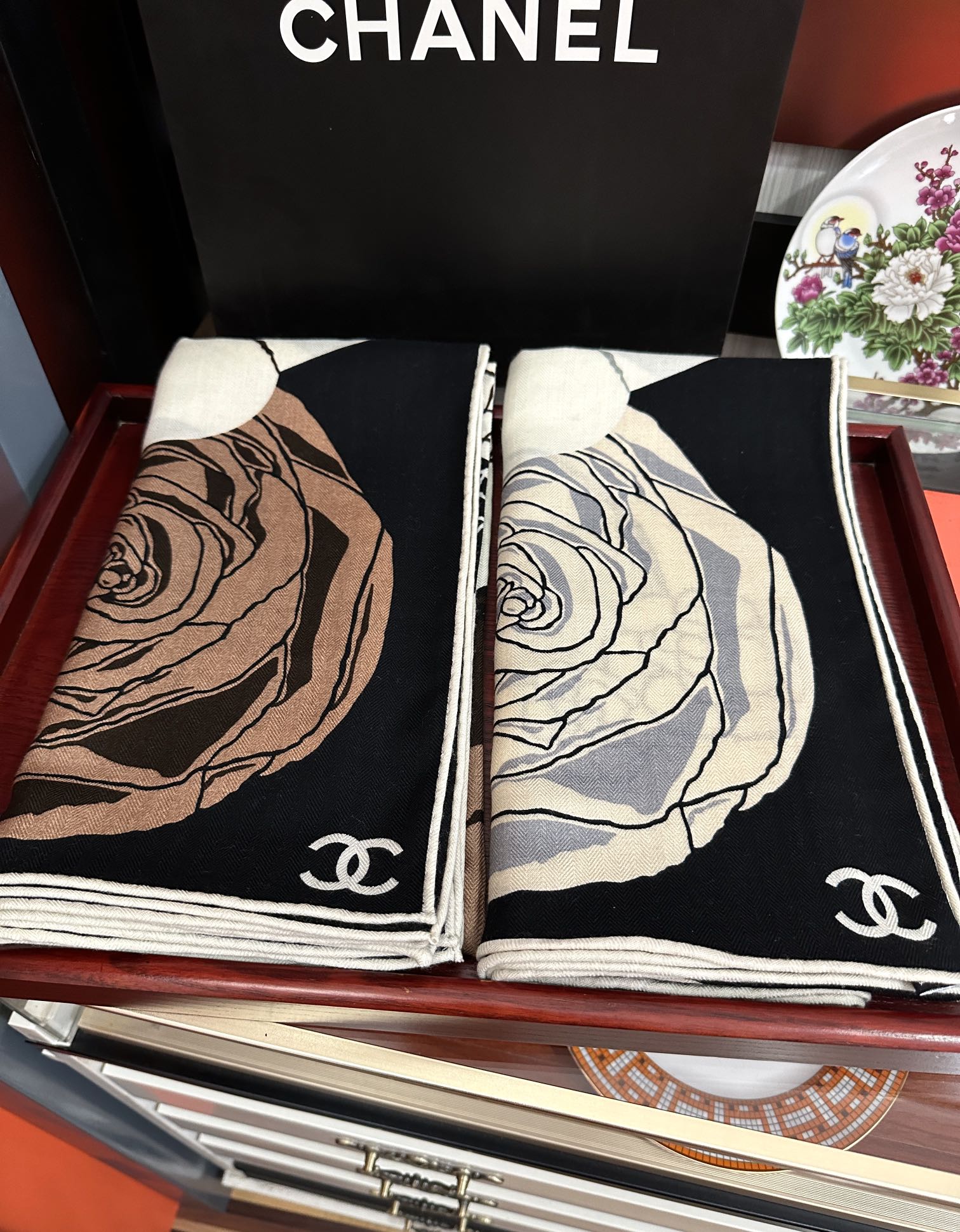 Chanel高仿絲巾咖啡玫瑰拼接印花圖騰秋冬人氣方巾｜歐美奢侈品精品推薦