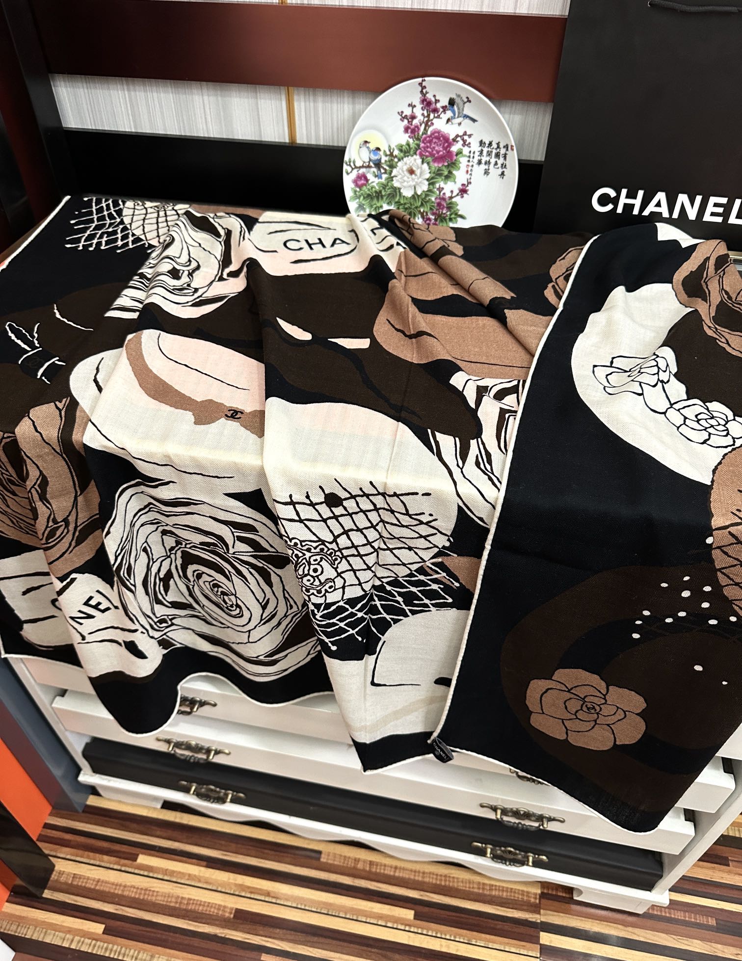 Chanel高仿絲巾咖啡玫瑰拼接印花圖騰秋冬人氣方巾｜歐美奢侈品精品推薦