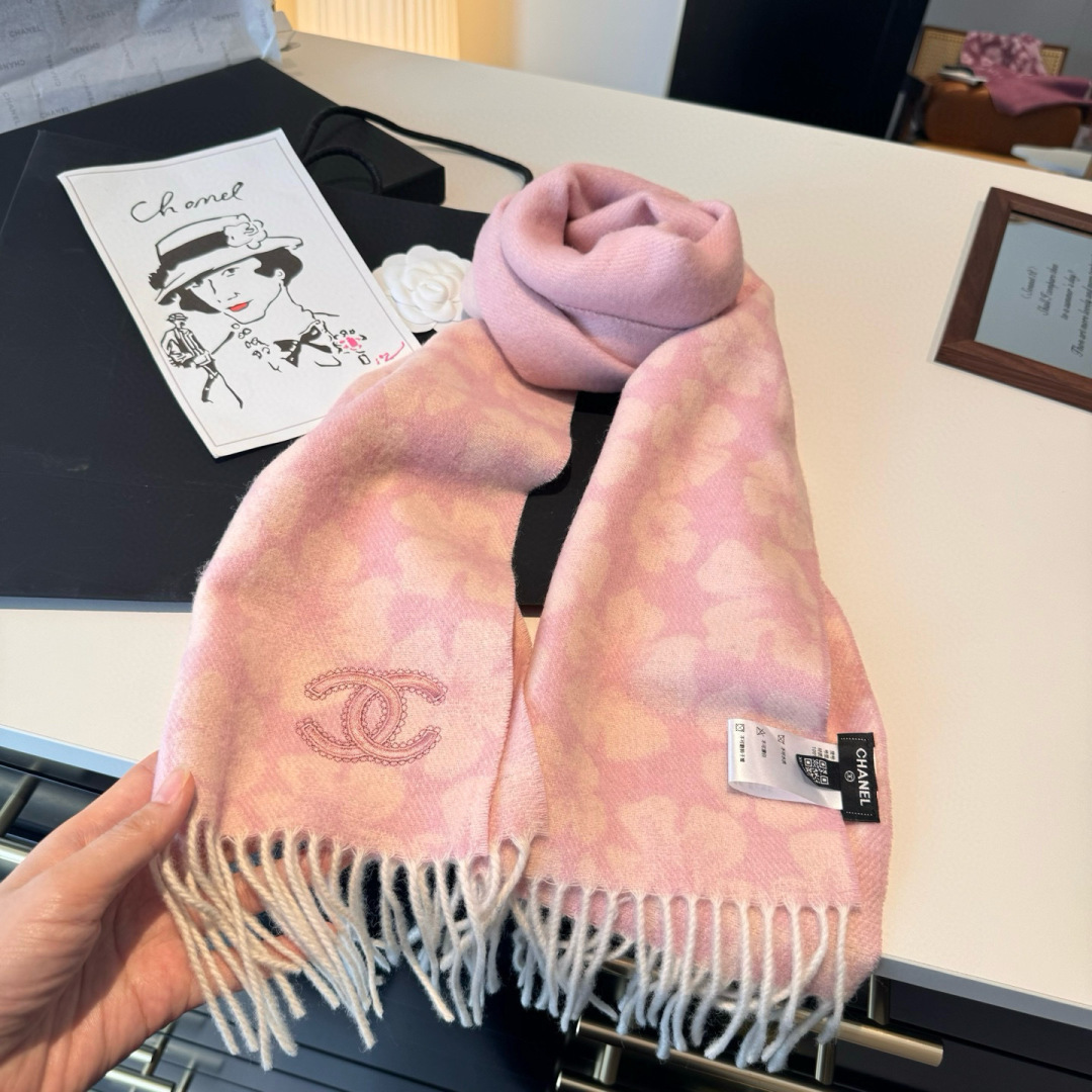 Chanel高仿圍巾粉嫩雲花刺繡雙C保暖流蘇圍脖設計款