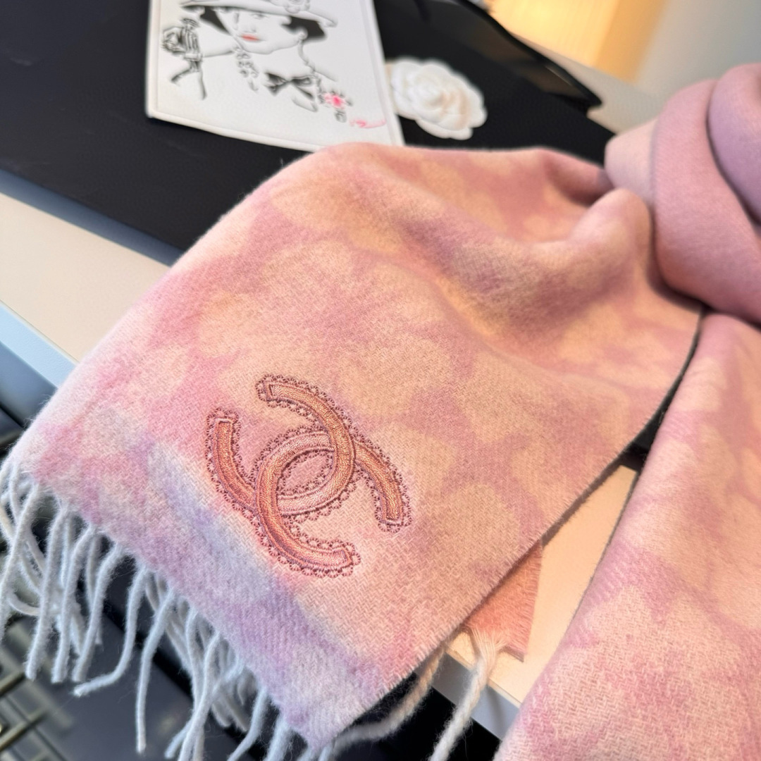 Chanel高仿圍巾粉嫩雲花刺繡雙C保暖流蘇圍脖設計款｜歐美奢侈品精品推薦