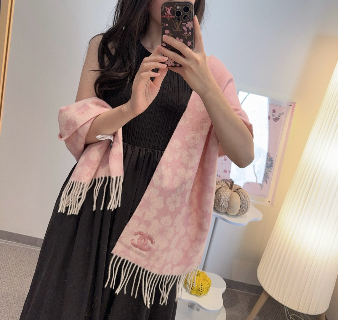 Chanel高仿圍巾粉嫩雲花刺繡雙C保暖流蘇圍脖設計款｜歐美奢侈品精品推薦
