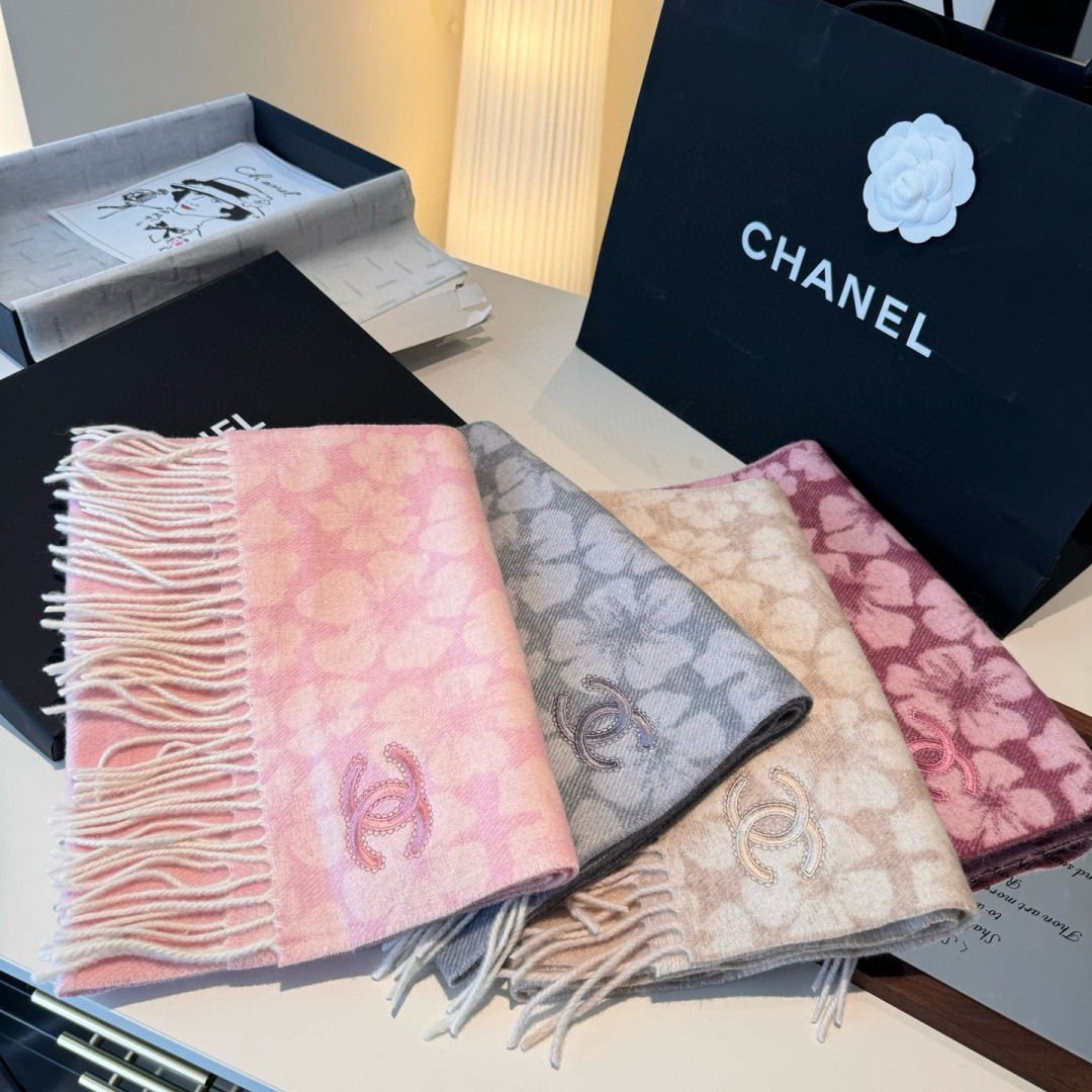 Chanel高仿圍巾粉嫩雲花刺繡雙C保暖流蘇圍脖設計款｜歐美奢侈品精品推薦
