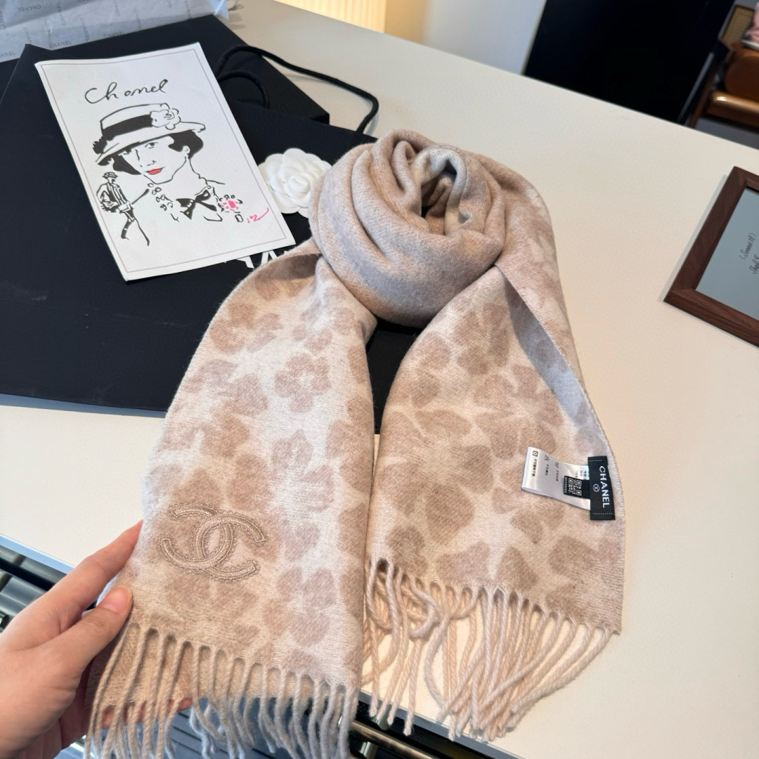 Chanel原單圍巾駝色花朵刺繡雙C冬季親膚羊毛流蘇款｜歐美奢侈品精品推薦