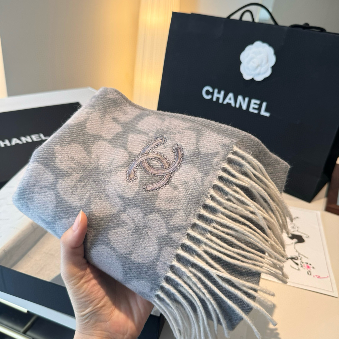 Chanel高仿圍巾銀灰花紋刺繡雙C設計流蘇親膚保暖款