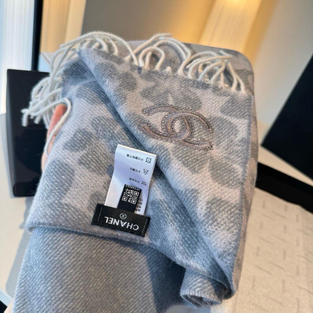 Chanel高仿圍巾銀灰花紋刺繡雙C設計流蘇親膚保暖款｜歐美奢侈品精品推薦