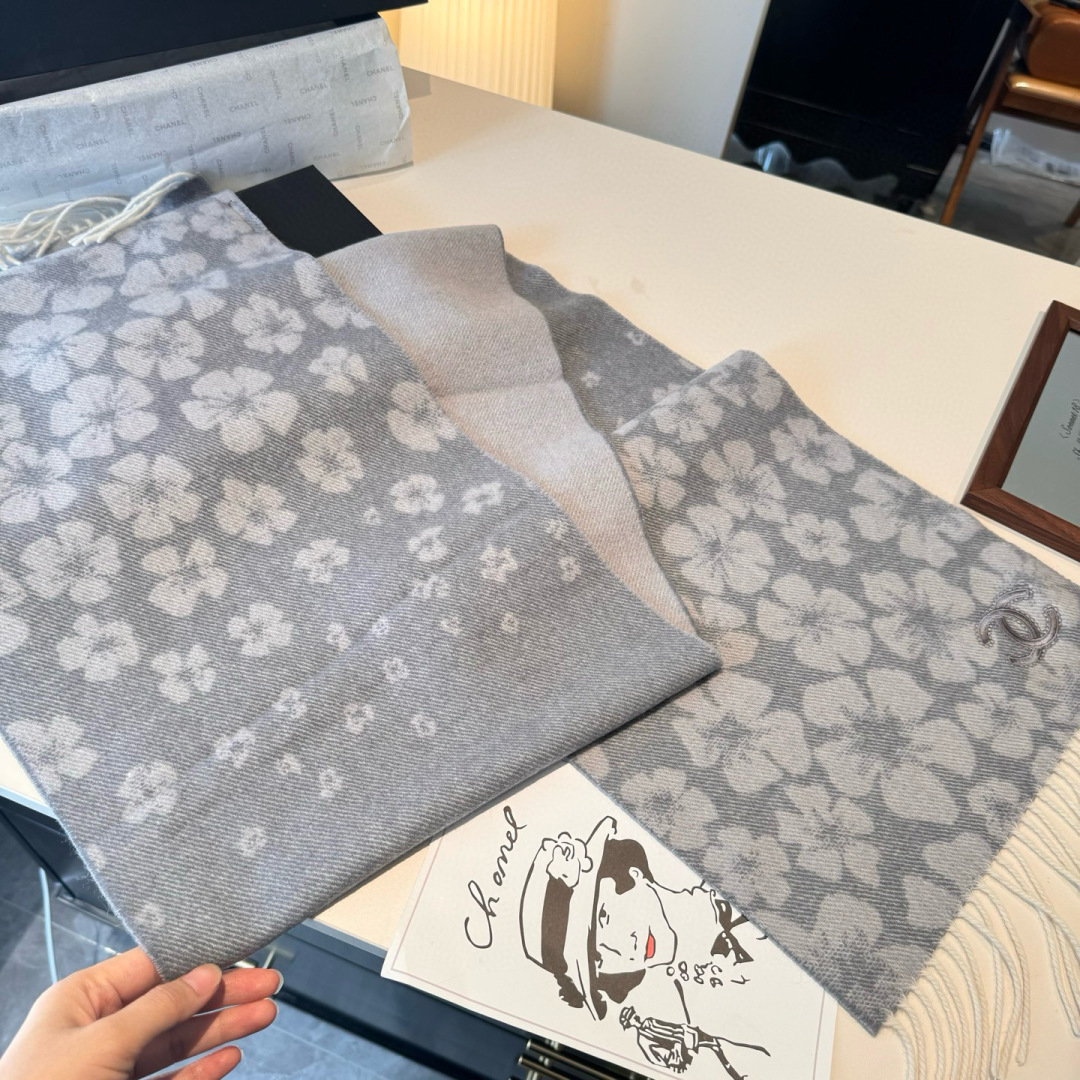Chanel高仿圍巾銀灰花紋刺繡雙C設計流蘇親膚保暖款｜歐美奢侈品精品推薦