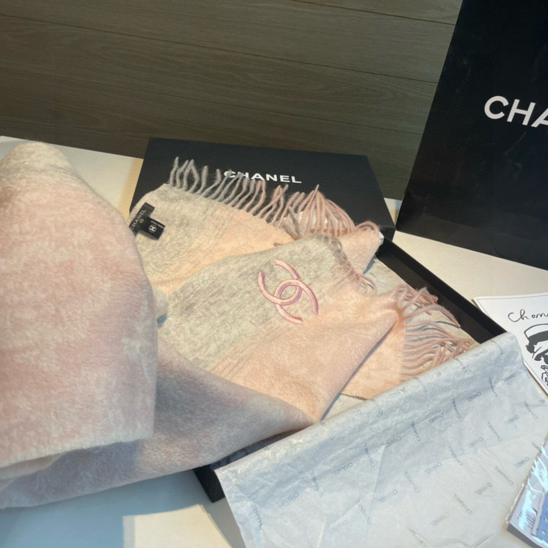 Chanel A貨圍巾粉橘漸層流蘇雙C刺繡輕奢柔感設計款｜歐美奢侈品精品推薦