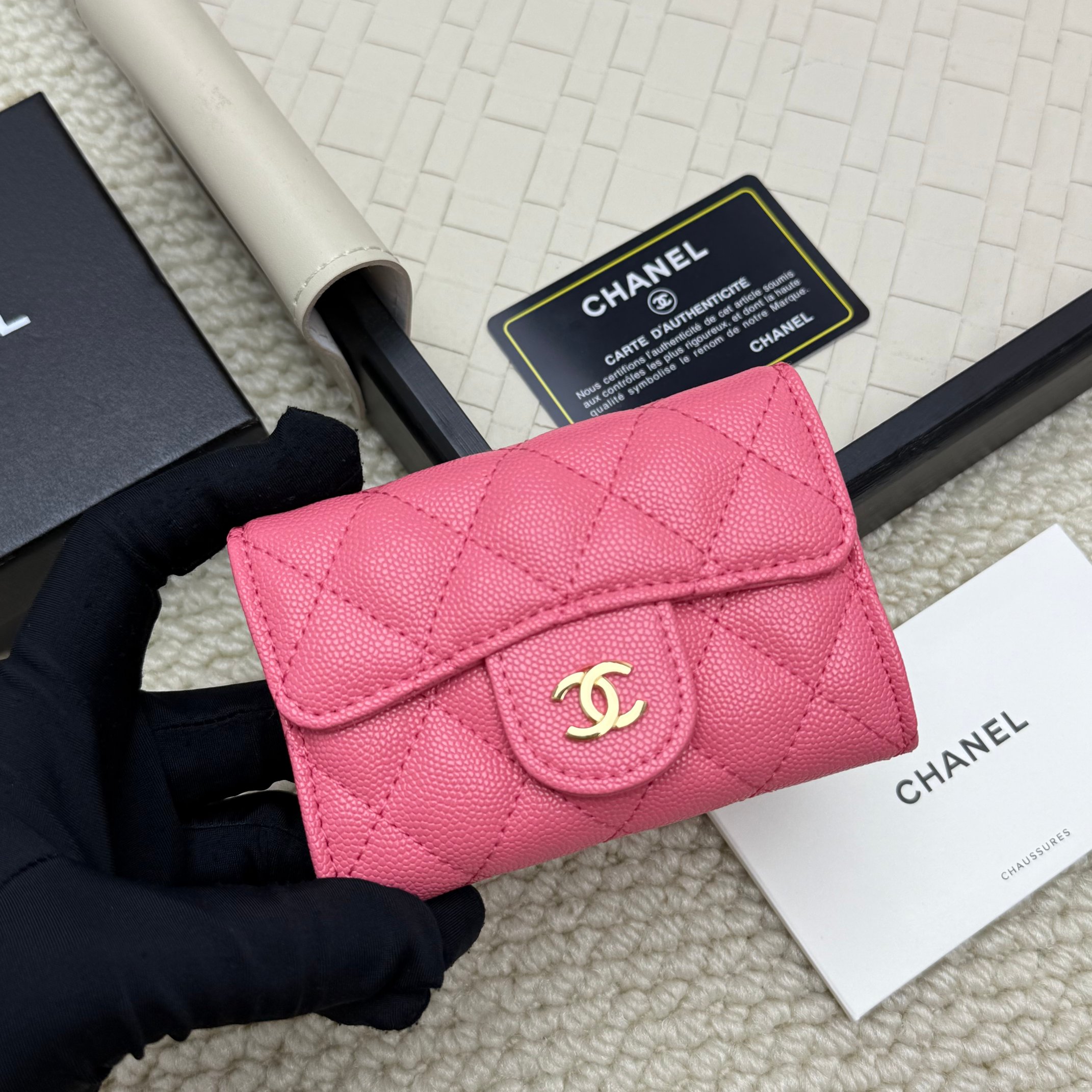 Chanel高仿粉色小皮夾 CC立體LOGO甜美配色短夾推薦｜歐美奢侈品精品推薦