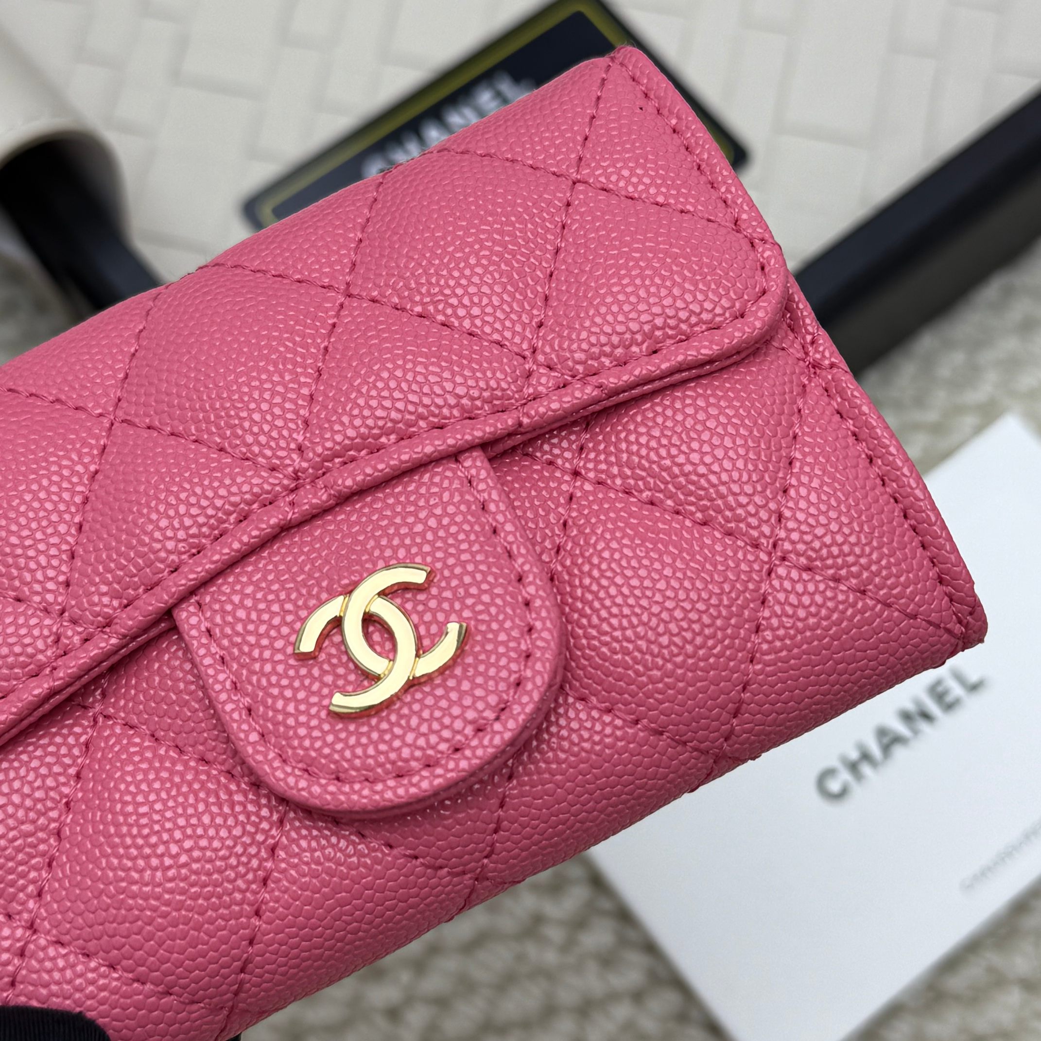 Chanel高仿粉色小皮夾 CC立體LOGO甜美配色短夾推薦｜歐美奢侈品精品推薦