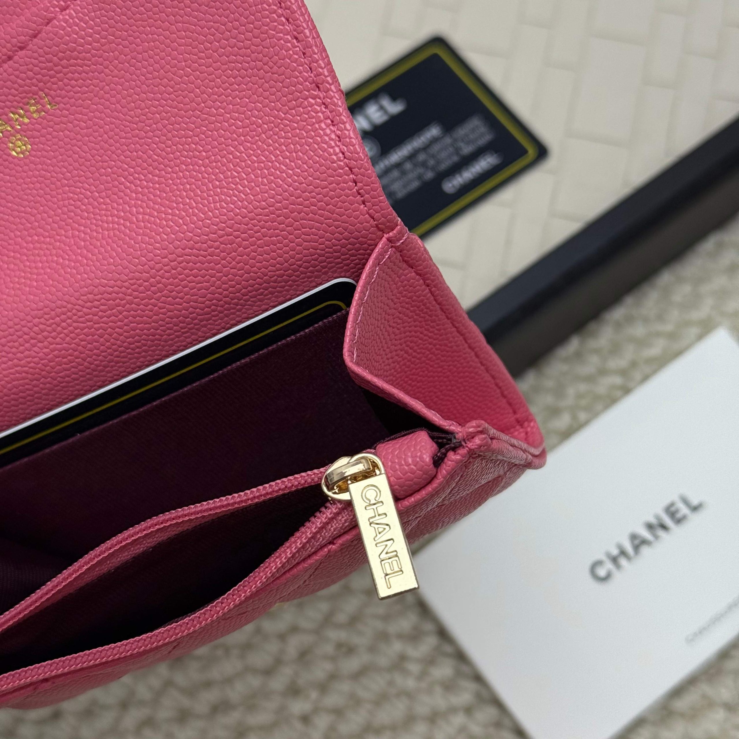 Chanel高仿粉色小皮夾 CC立體LOGO甜美配色短夾推薦｜歐美奢侈品精品推薦