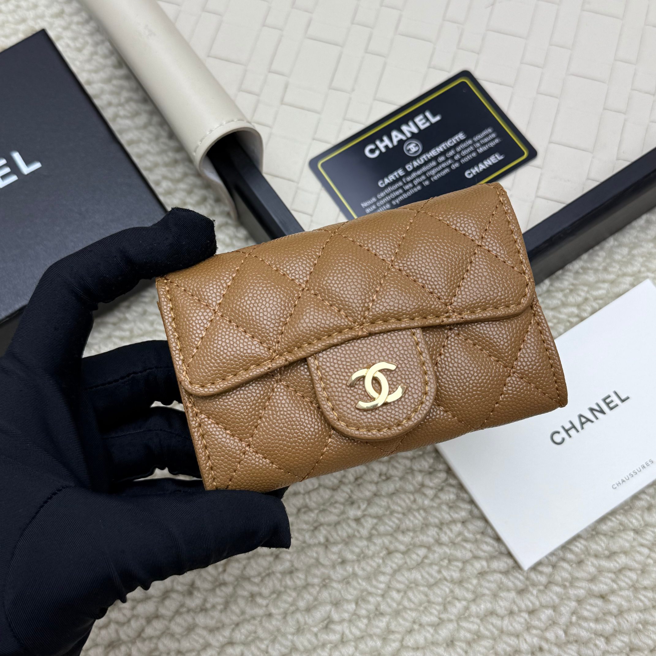 Chanel A貨焦糖色短夾 女生通勤必備柔感皮質小巧實用|超A仿原單精品圖片 11 Chanel A貨焦糖色短夾 女生通勤必備柔感皮質小巧實用|歐美奢侈品精品推薦