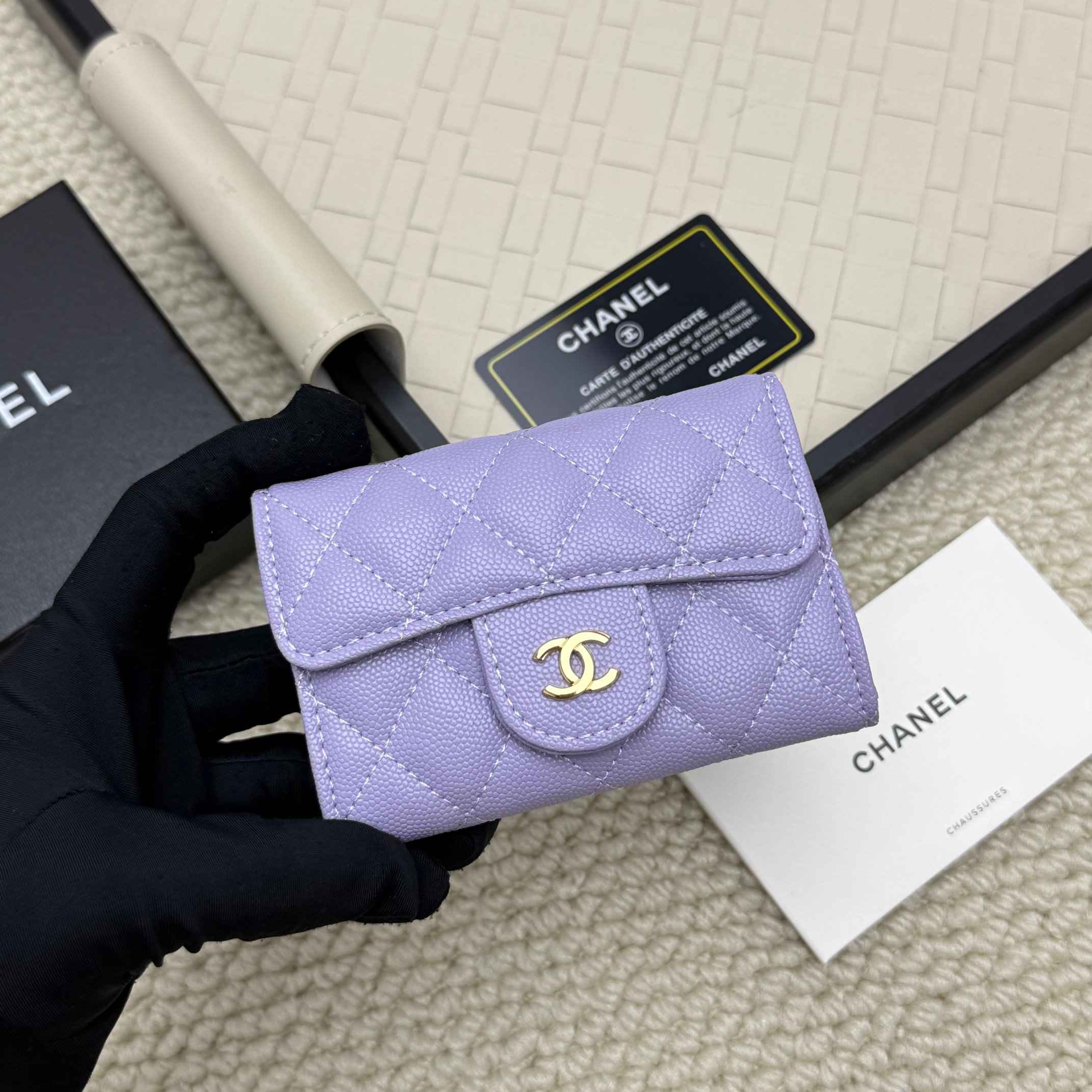 Chanel高仿紫丁香色小皮夾 春夏人氣少女風格百搭短夾｜歐美奢侈品精品推薦