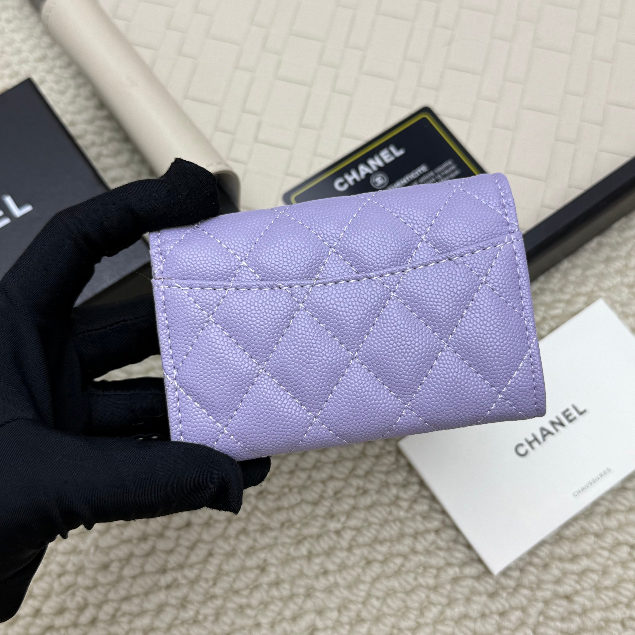 Chanel高仿紫丁香色小皮夾 春夏人氣少女風格百搭短夾｜歐美奢侈品精品推薦