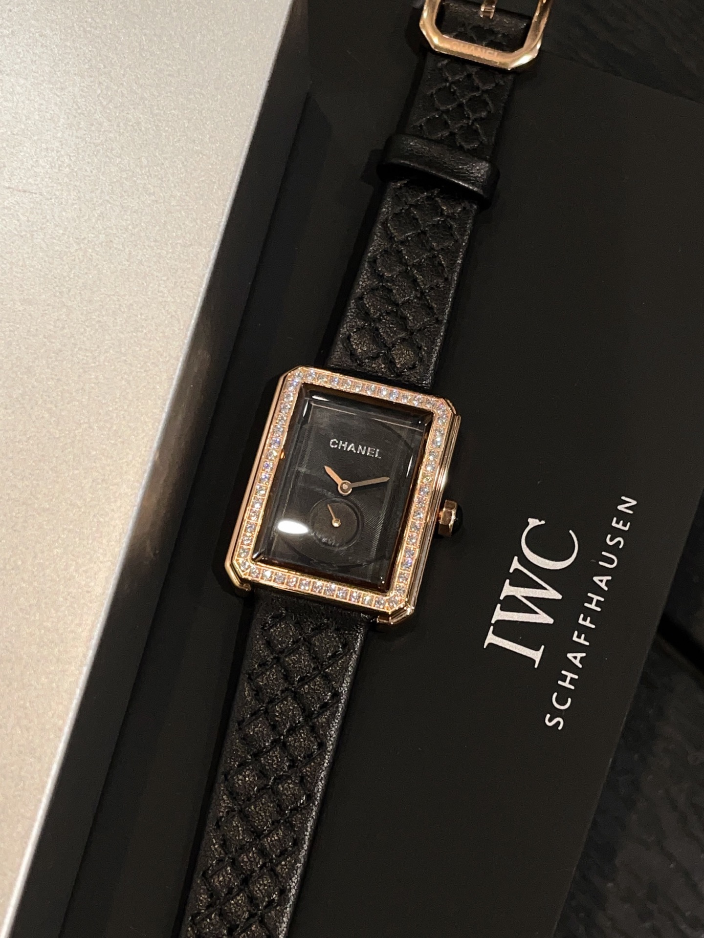 CHANEL 高仿BOY·FRIEND黑面鑽圈方形女錶 奢華皮革表帶款｜歐美奢侈品精品推薦