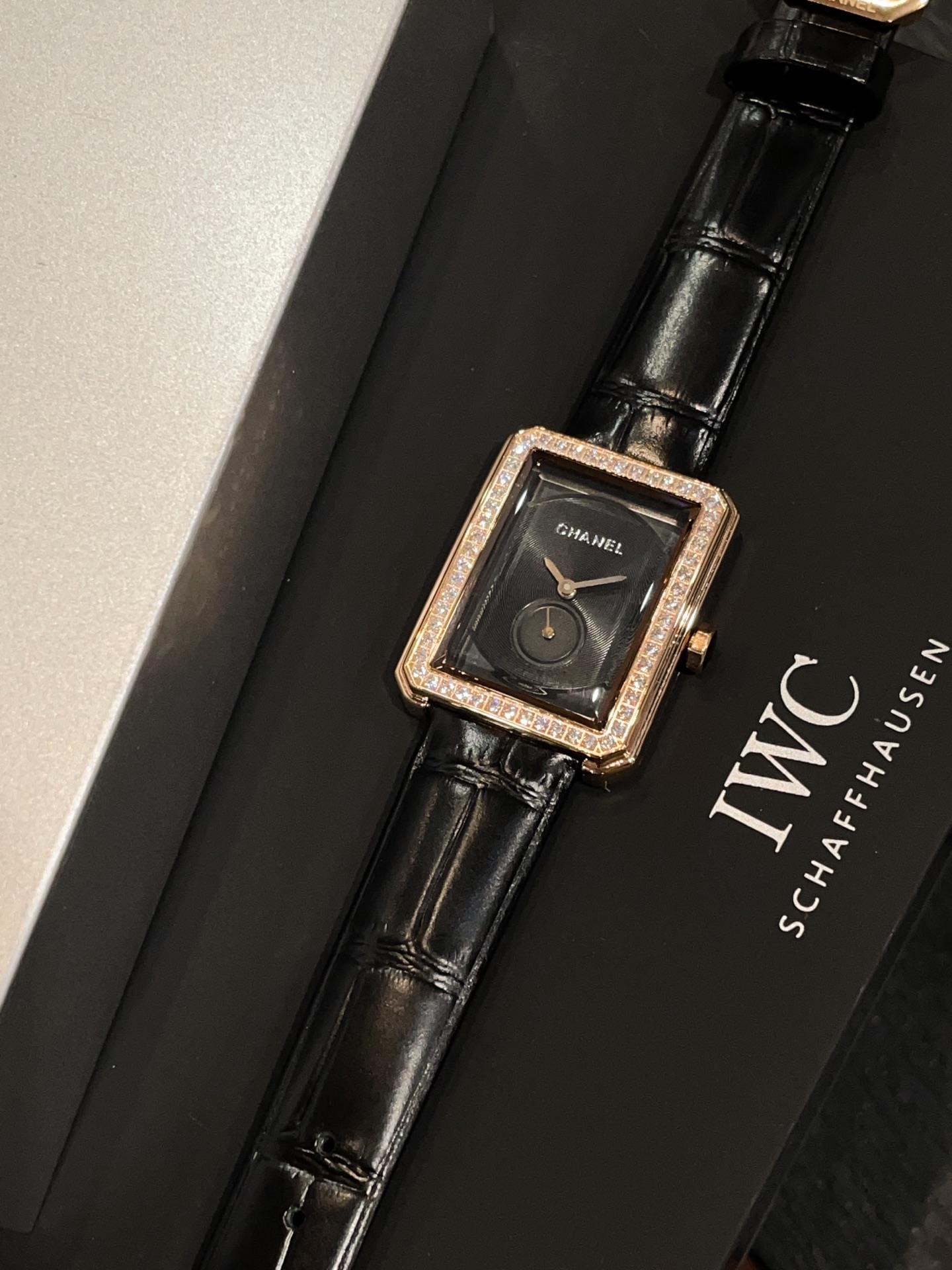 CHANEL 高仿BOY·FRIEND黑面鑽圈方形女錶 奢華皮革表帶款｜歐美奢侈品精品推薦