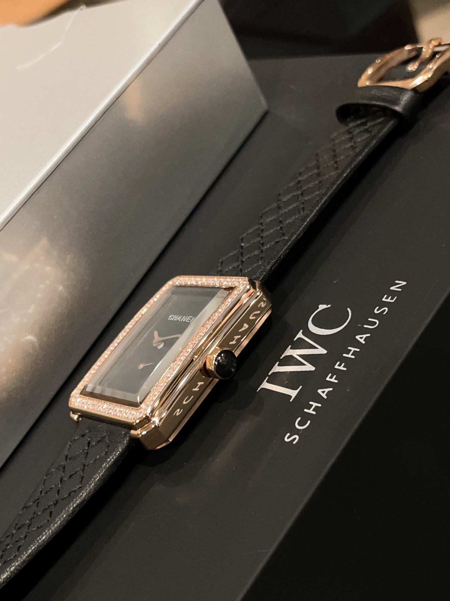 CHANEL 高仿BOY·FRIEND黑面鑽圈方形女錶 奢華皮革表帶款｜歐美奢侈品精品推薦