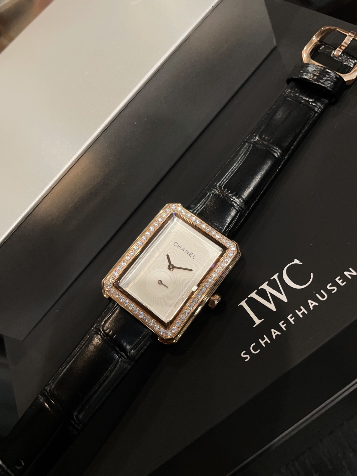 CHANEL 高仿BOY·FRIEND黑面鑽圈方形女錶 奢華皮革表帶款｜歐美奢侈品精品推薦