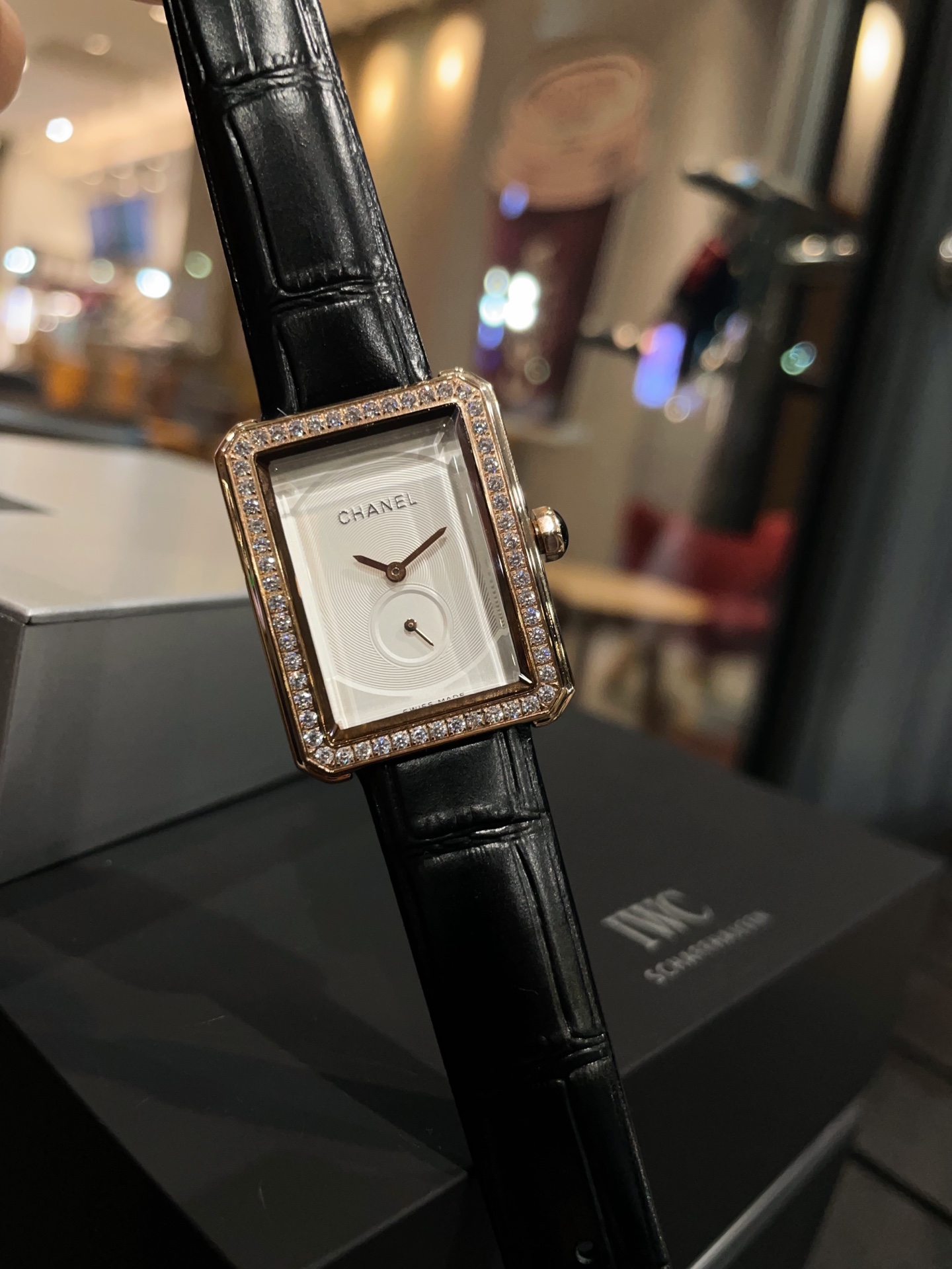 CHANEL 高仿BOY·FRIEND黑面鑽圈方形女錶 奢華皮革表帶款｜歐美奢侈品精品推薦