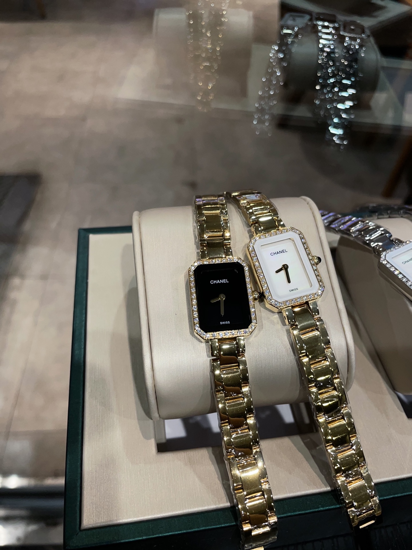 HANEL 高仿Première金鏈黑白雙色女錶 鑽圈方形經典款|超A仿原單精品圖片 2 HANEL 高仿Première金鏈黑白雙色女錶 鑽圈方形經典款|歐美奢侈品精品推薦