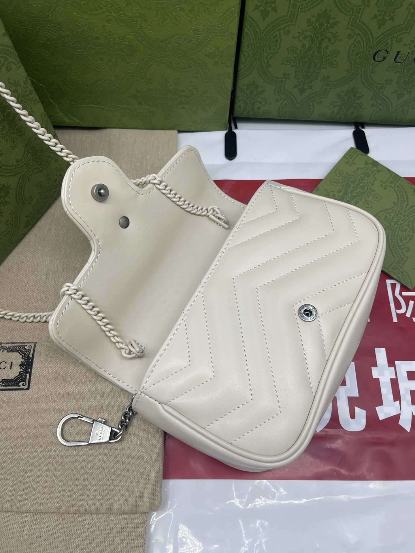 GUCCI 原單白色GG Marmont迷你鏈條包 經典476433款 百搭柔皮設計|超A仿原單精品圖片 9 GUCCI 原單白色GG Marmont迷你鏈條包 經典476433款 百搭柔皮設計|歐美奢侈品精品推薦