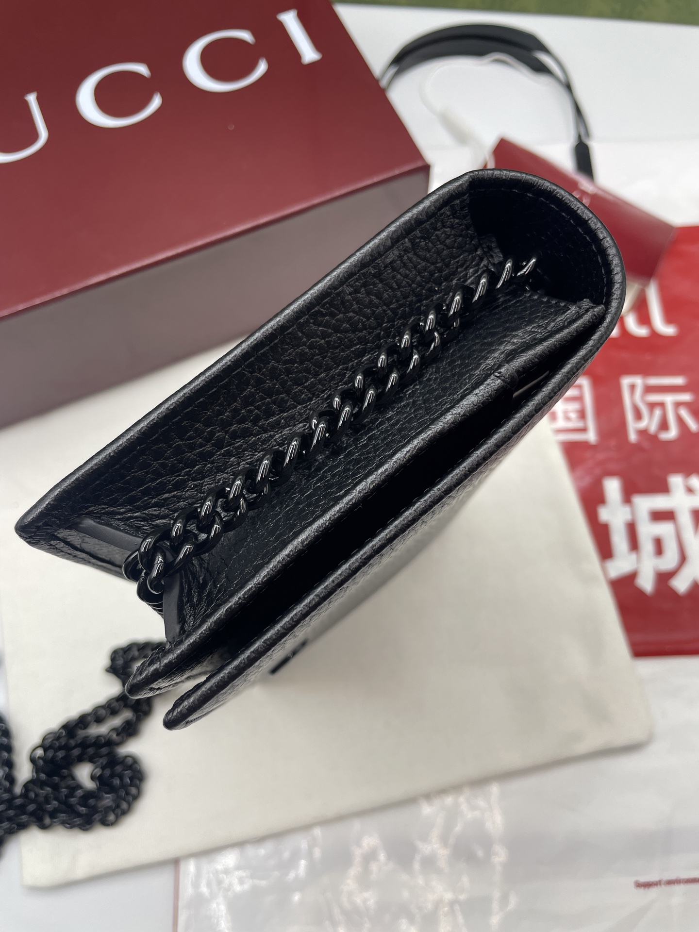 GUCCI A貨全黑信封包 女士荔枝皮全黑鏈條設計 極簡酷感百搭款｜歐美奢侈品精品推薦