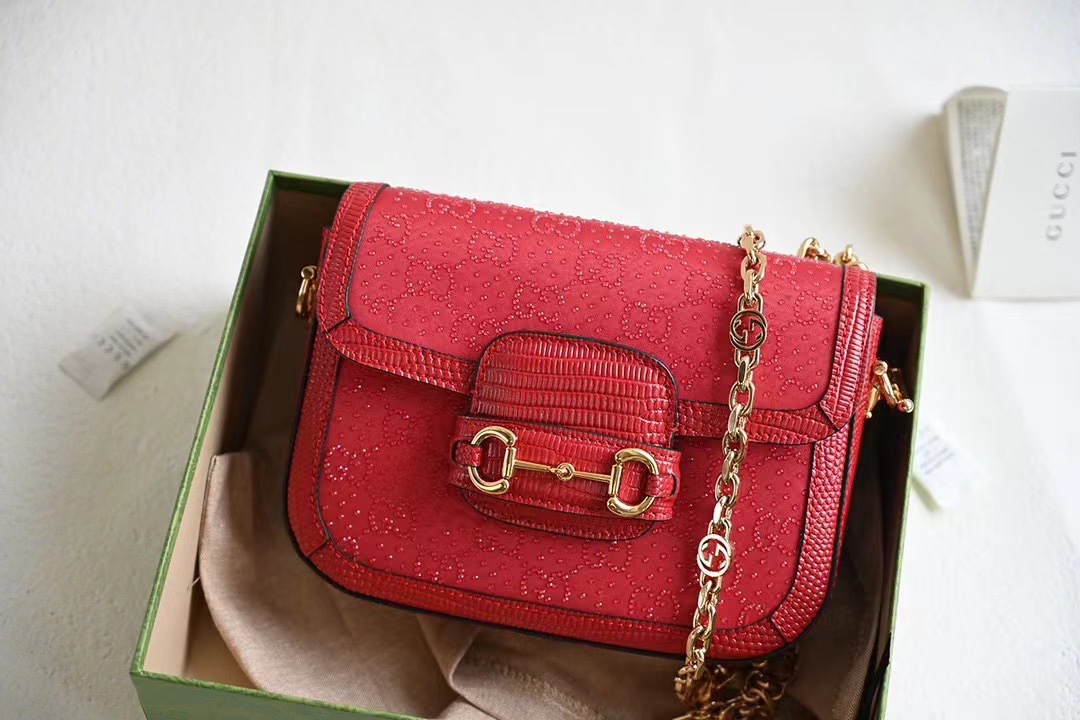 Gucci原單Horsebit 1955紅色閃鑽肩背包 女用金扣鏈條設計亮眼吸睛