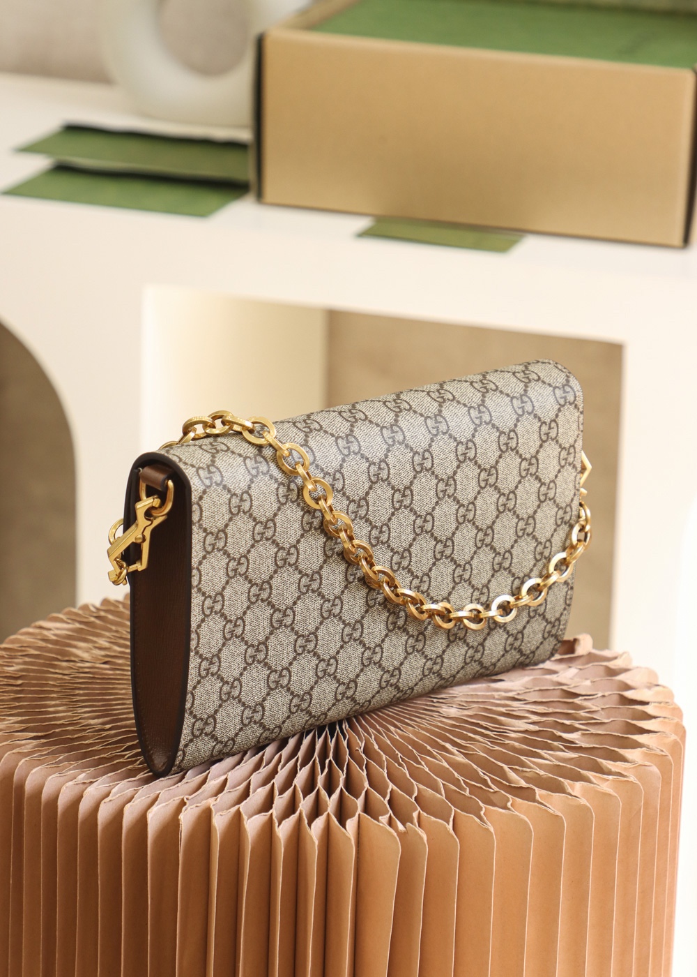 Gucci高仿Horsebit鏈條肩背包 GG老花信封設計 女士金鍊斜背款｜歐美奢侈品精品推薦