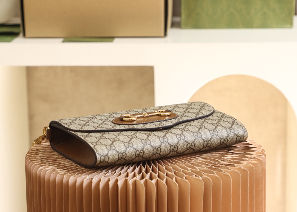 Gucci高仿Horsebit鏈條肩背包 GG老花信封設計 女士金鍊斜背款｜歐美奢侈品精品推薦