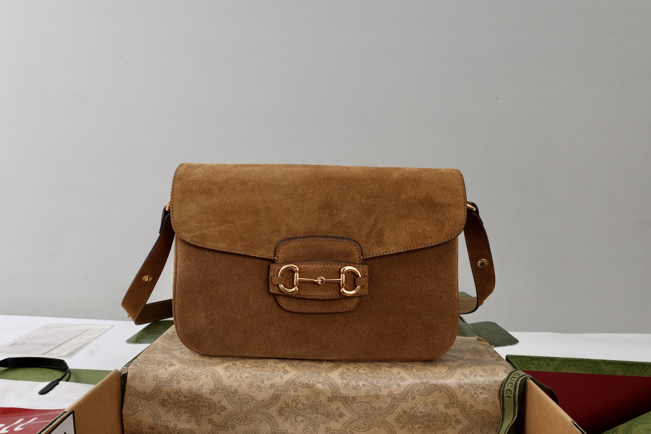 Gucci原單Horsebit焦糖麂皮斜背包 女用質感麂皮金扣復古設計