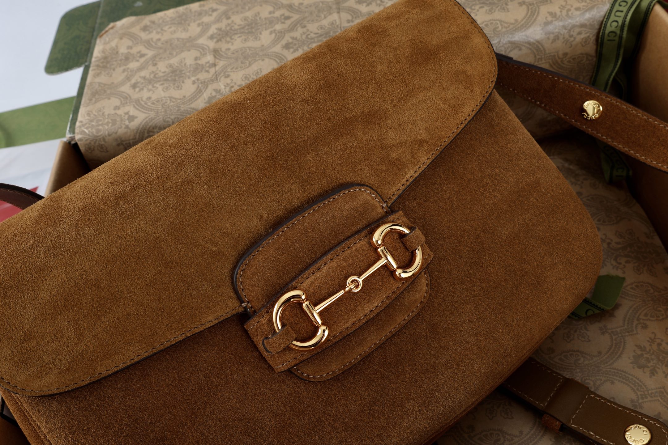 Gucci原單Horsebit焦糖麂皮斜背包 女用質感麂皮金扣復古設計｜歐美奢侈品精品推薦