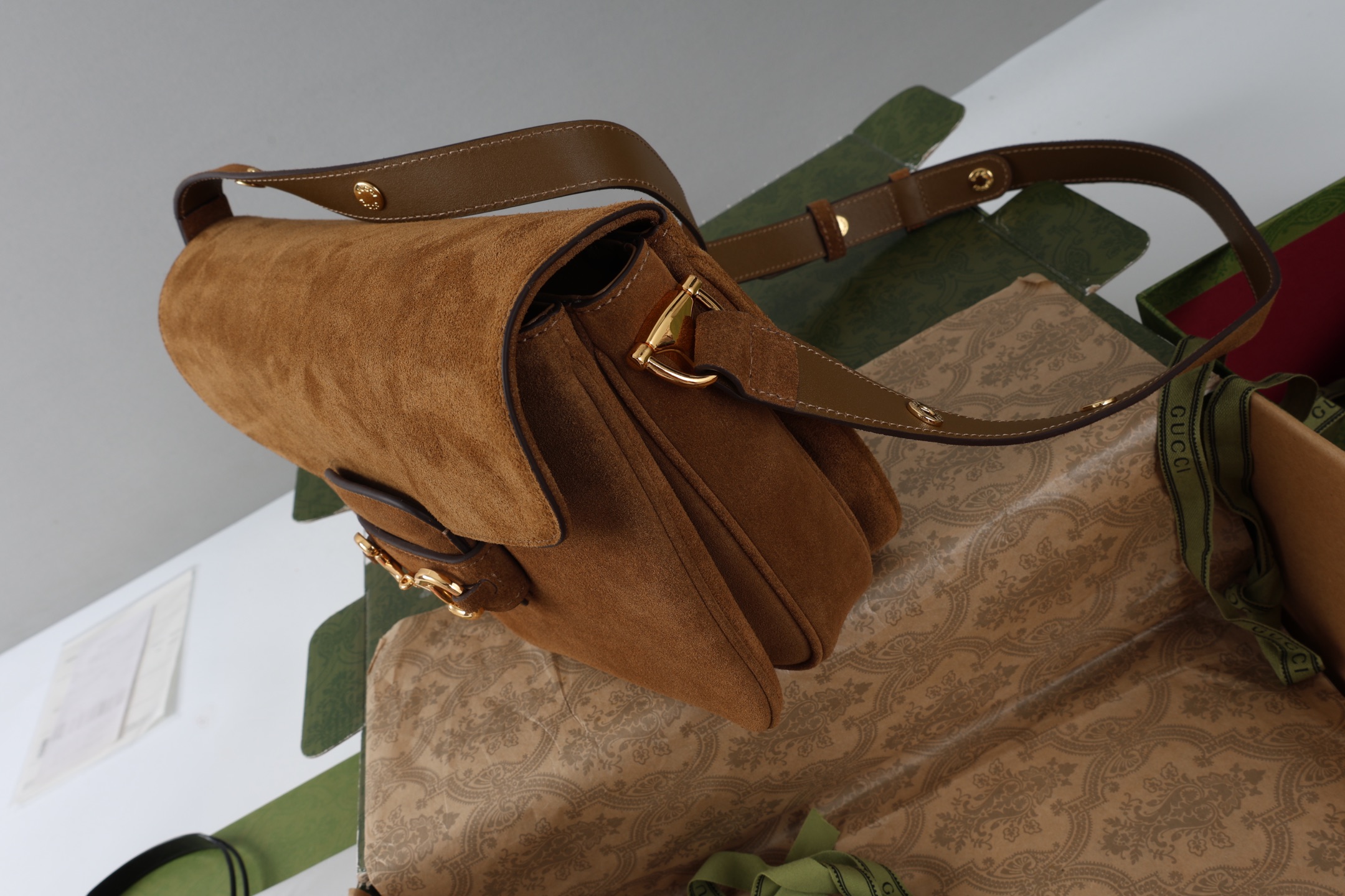 Gucci原單Horsebit焦糖麂皮斜背包 女用質感麂皮金扣復古設計｜歐美奢侈品精品推薦