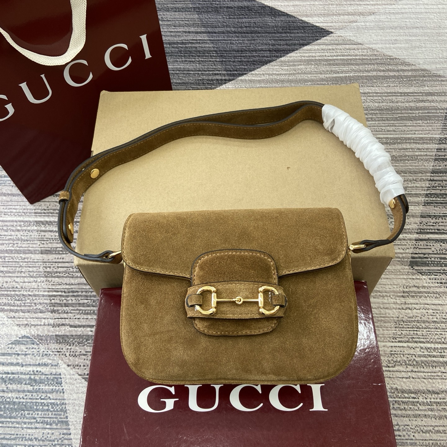Gucci高仿Horsebit焦糖麂皮斜背包 女士復古金扣設計實用日常款