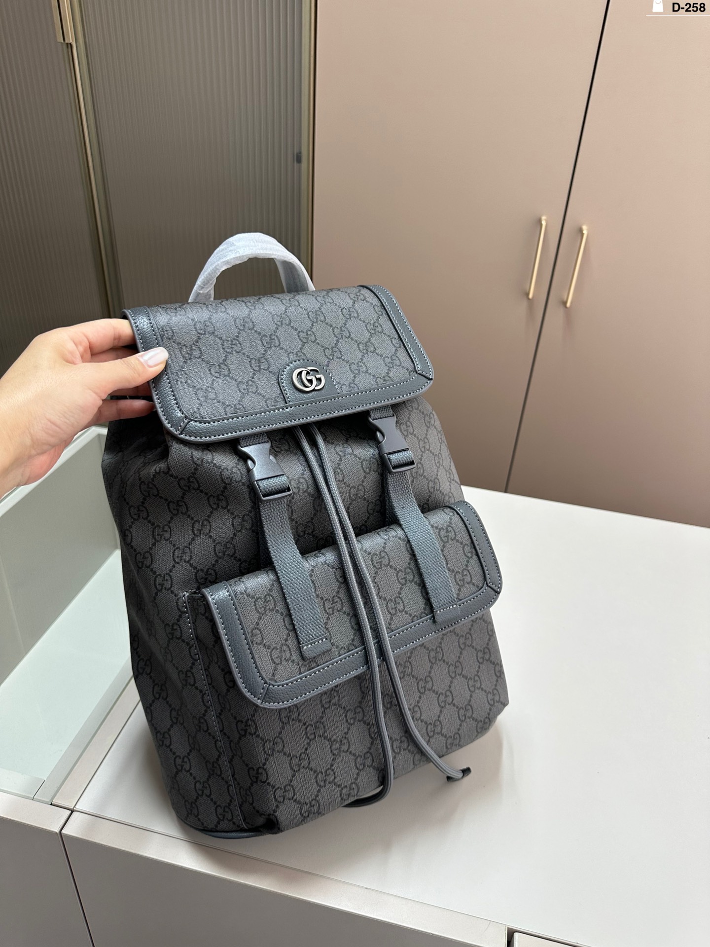 Gucci高仿男士後背包GG老花灰帆布通勤百搭設計款