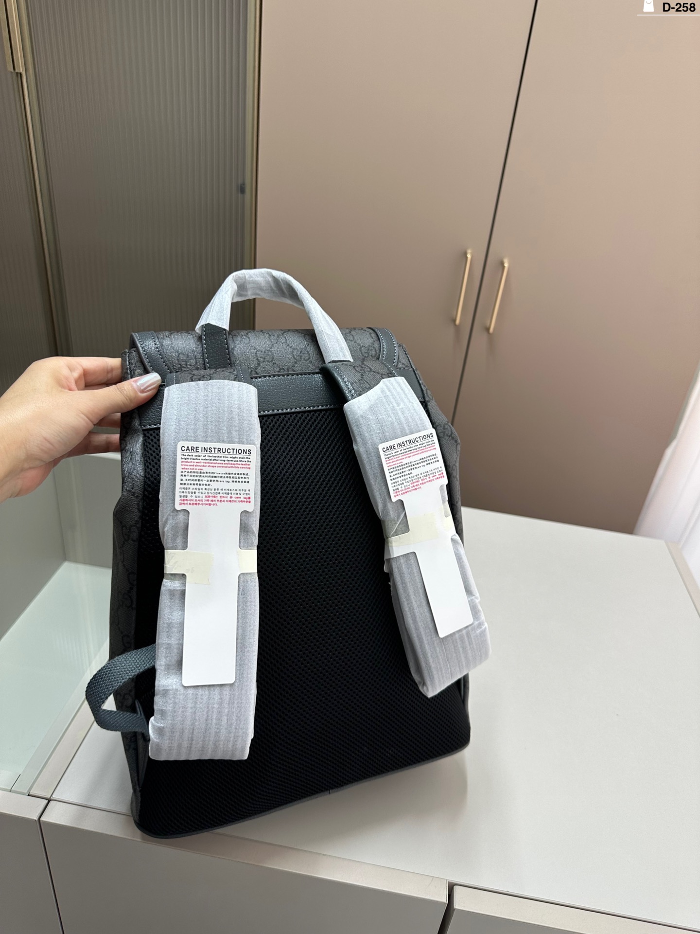 Gucci高仿男士後背包GG老花灰帆布通勤百搭設計款｜歐美奢侈品精品推薦