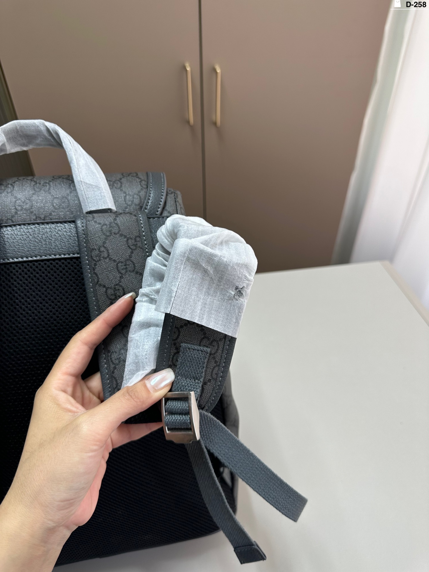 Gucci高仿男士後背包GG老花灰帆布通勤百搭設計款｜歐美奢侈品精品推薦