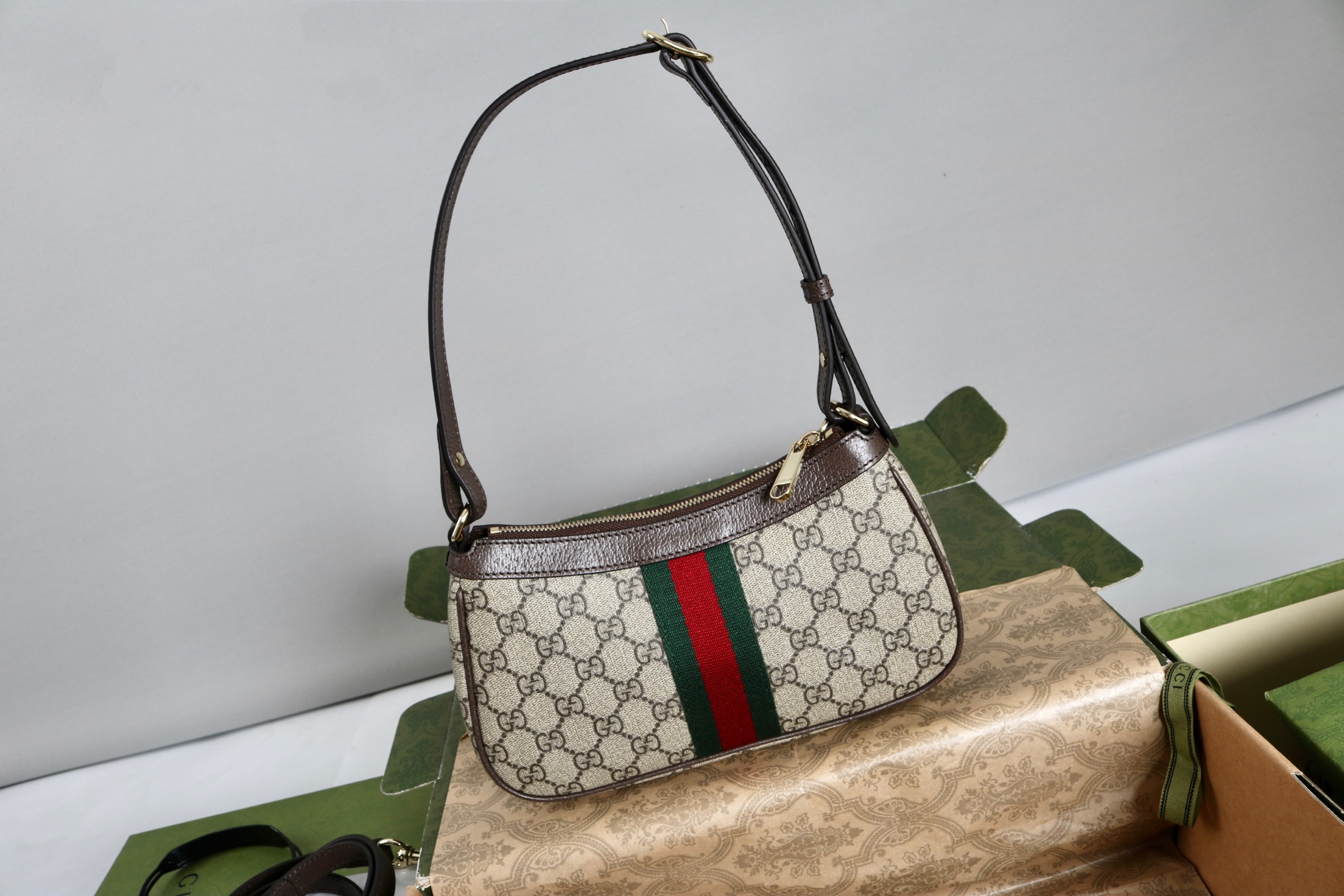 Gucci高仿女款肩背包Ophidia老花復古金扣時尚設計｜歐美奢侈品精品推薦