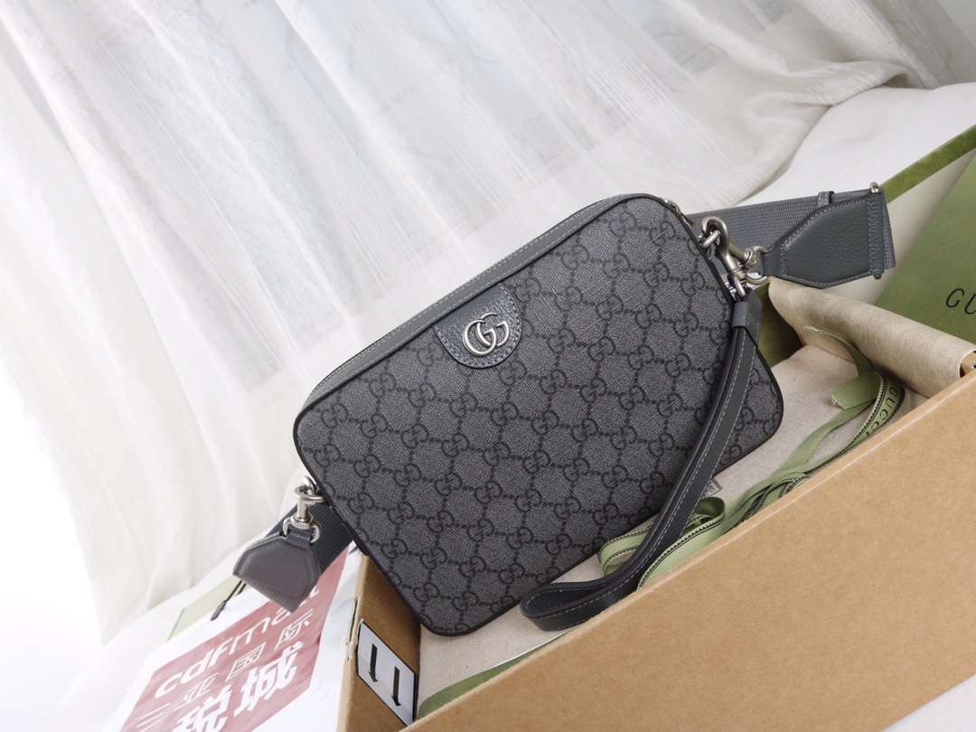 Gucci高仿灰色斜背包男款GG老花寬肩帶潮流日常包