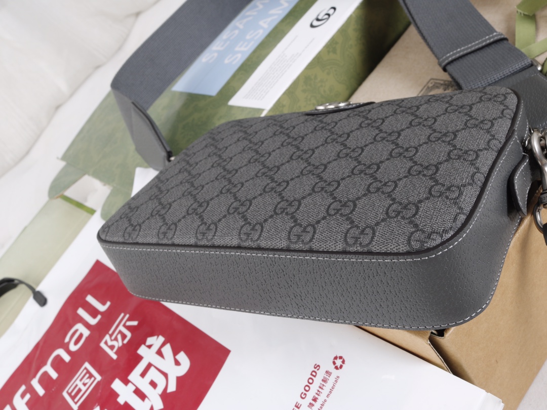 Gucci高仿灰色斜背包男款GG老花寬肩帶潮流日常包|超A仿原單精品圖片 10 Gucci高仿灰色斜背包男款GG老花寬肩帶潮流日常包|歐美奢侈品精品推薦