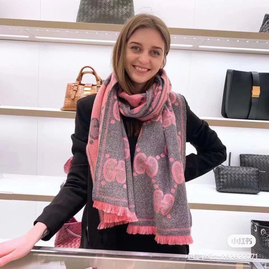 Gucci高仿圍巾女款粉灰配色雙G馬銜圖騰復古設計｜歐美奢侈品精品推薦