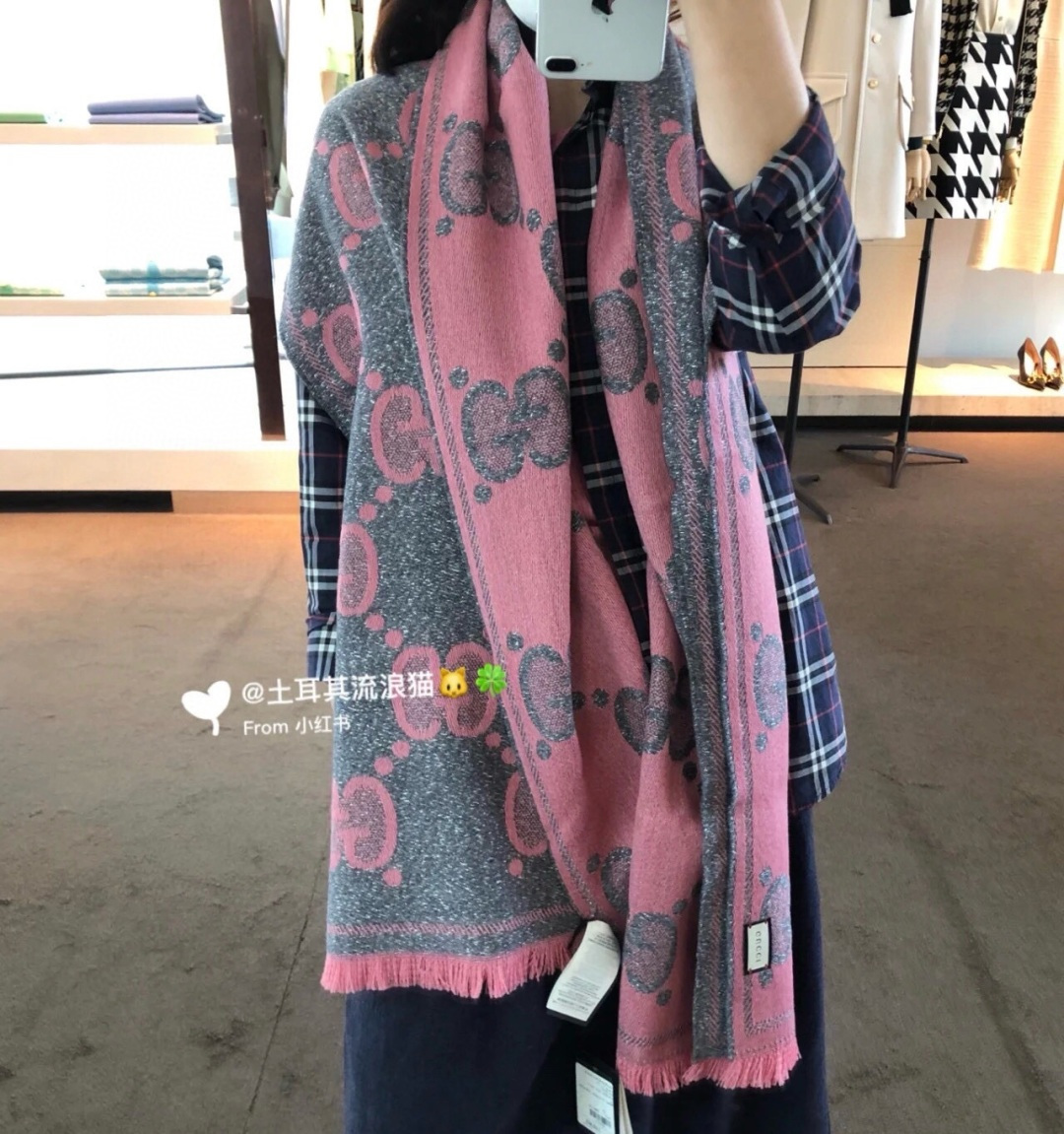 Gucci高仿圍巾女款粉灰配色雙G馬銜圖騰復古設計｜歐美奢侈品精品推薦
