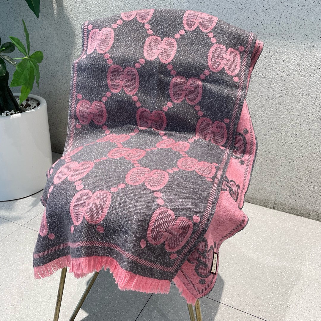 Gucci高仿圍巾女款粉灰配色雙G馬銜圖騰復古設計｜歐美奢侈品精品推薦