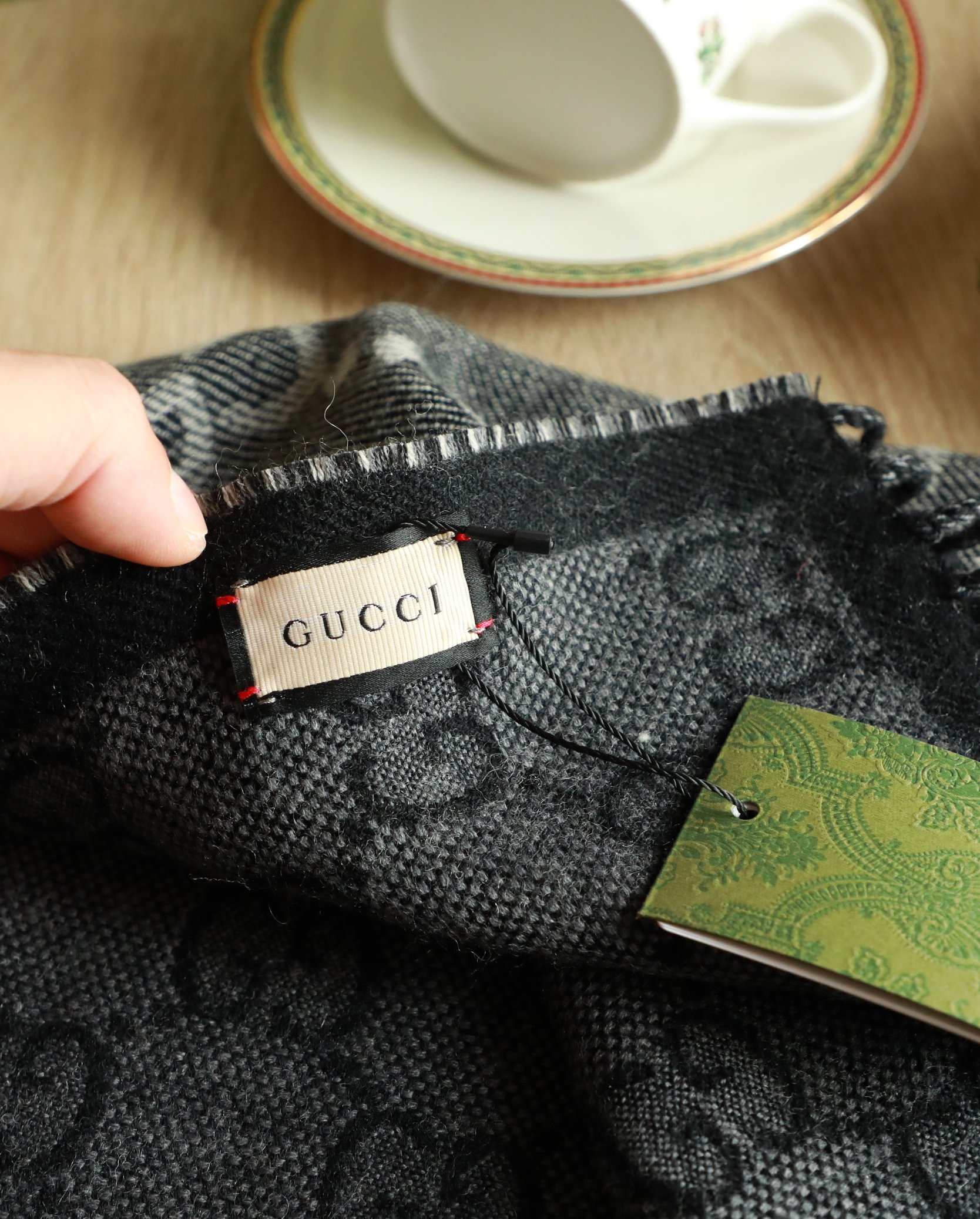 Gucci 高仿雙面男士圍巾 經典黑灰 GG 提花｜歐美奢侈品精品推薦