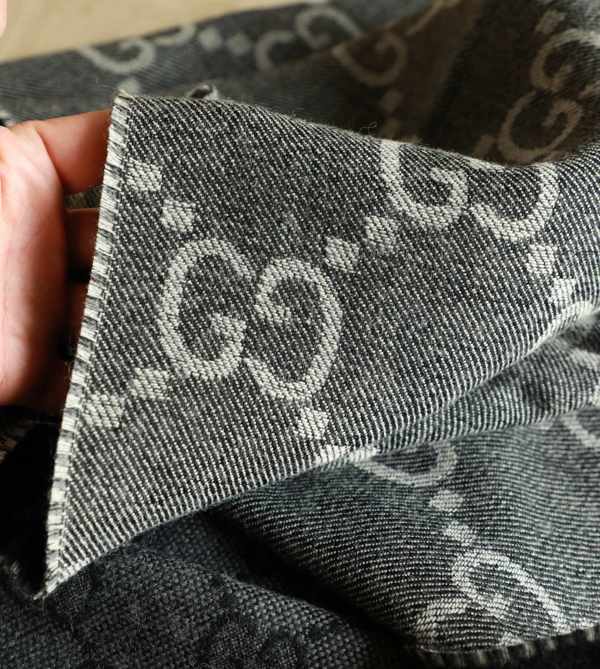 Gucci 高仿雙面男士圍巾 經典黑灰 GG 提花｜歐美奢侈品精品推薦