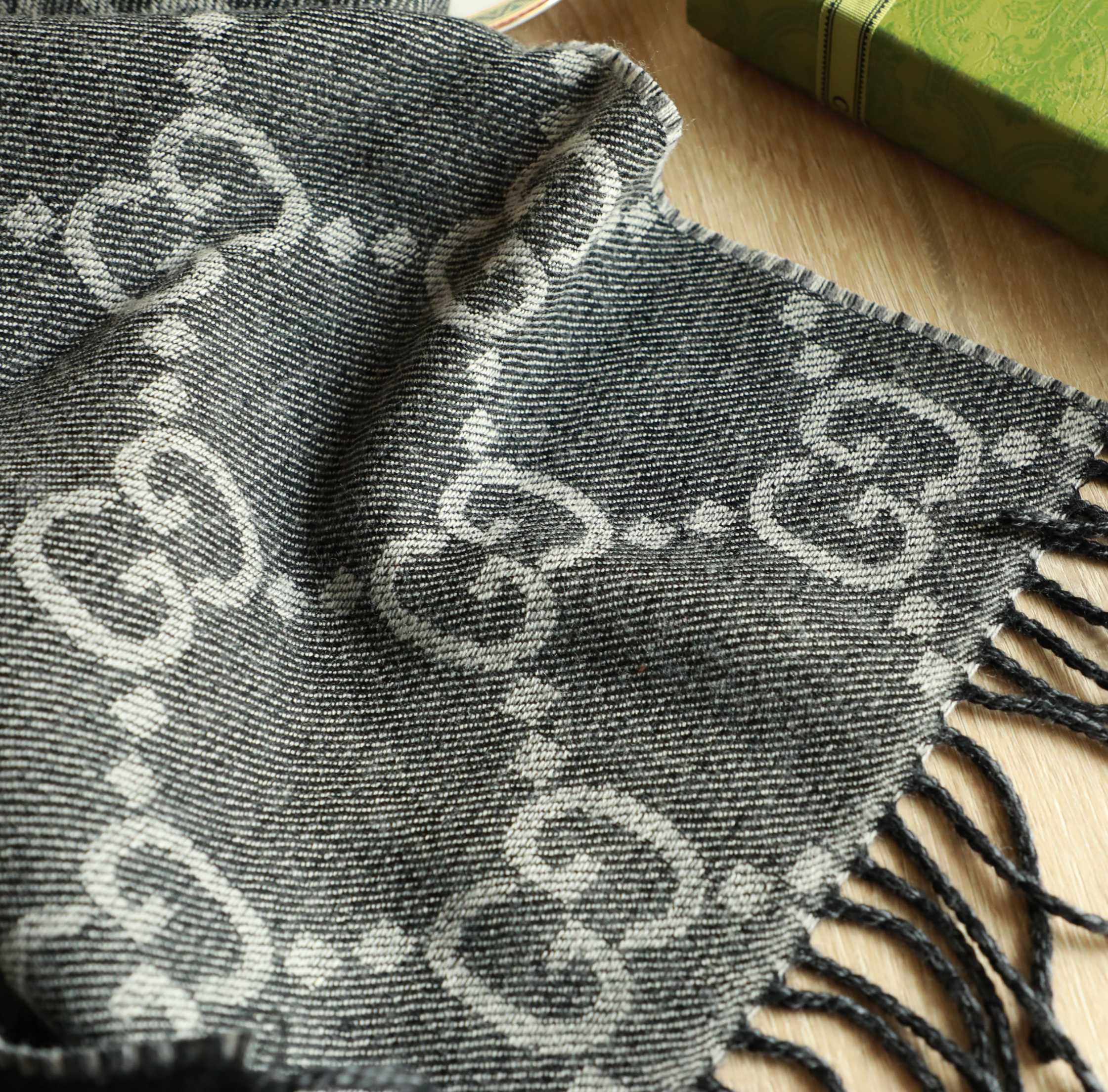 Gucci 高仿雙面男士圍巾 經典黑灰 GG 提花｜歐美奢侈品精品推薦