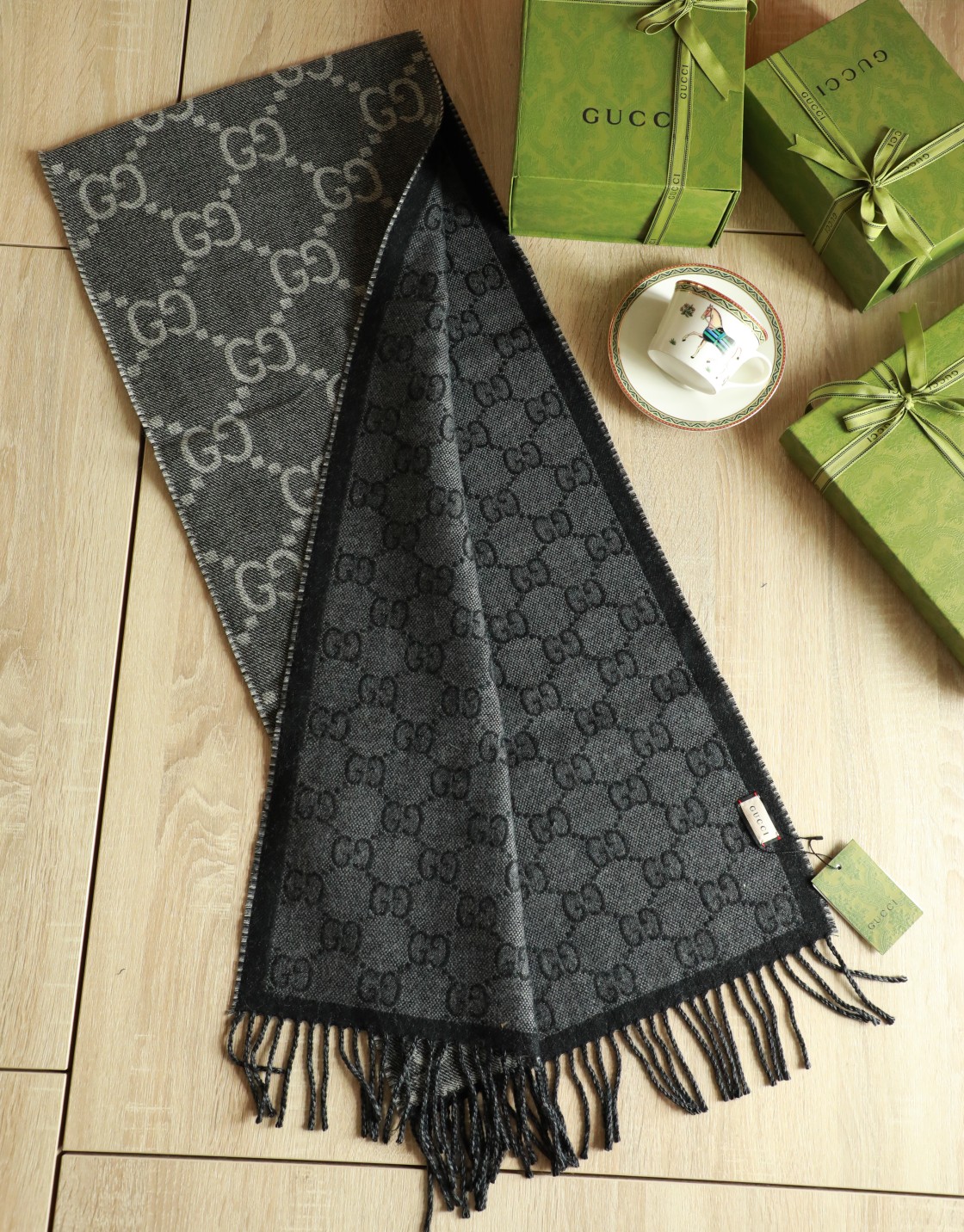 Gucci 高仿雙面男士圍巾 經典黑灰 GG 提花｜歐美奢侈品精品推薦