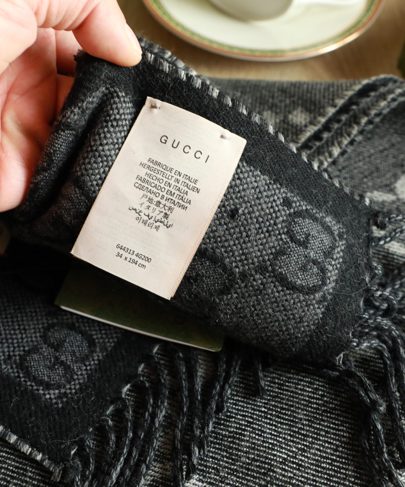 Gucci 高仿雙面男士圍巾 經典黑灰 GG 提花｜歐美奢侈品精品推薦