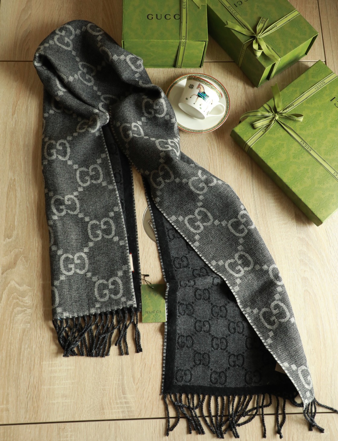 Gucci 高仿雙面男士圍巾 經典黑灰 GG 提花｜歐美奢侈品精品推薦