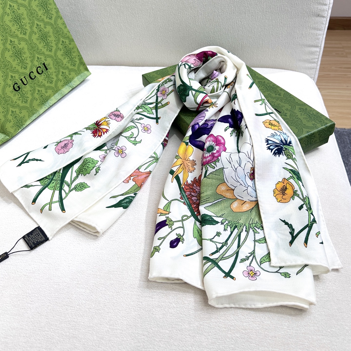 Gucci 高仿女款絲巾 花卉印花款 春日優雅首選|超A仿原單精品圖片 9 Gucci 高仿女款絲巾 花卉印花款 春日優雅首選|歐美奢侈品精品推薦
